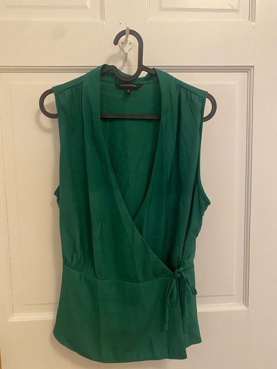 Ann Taylor Tops - Banana Republic Women’s Emerald Green Sleeveless Wrap Top Size M